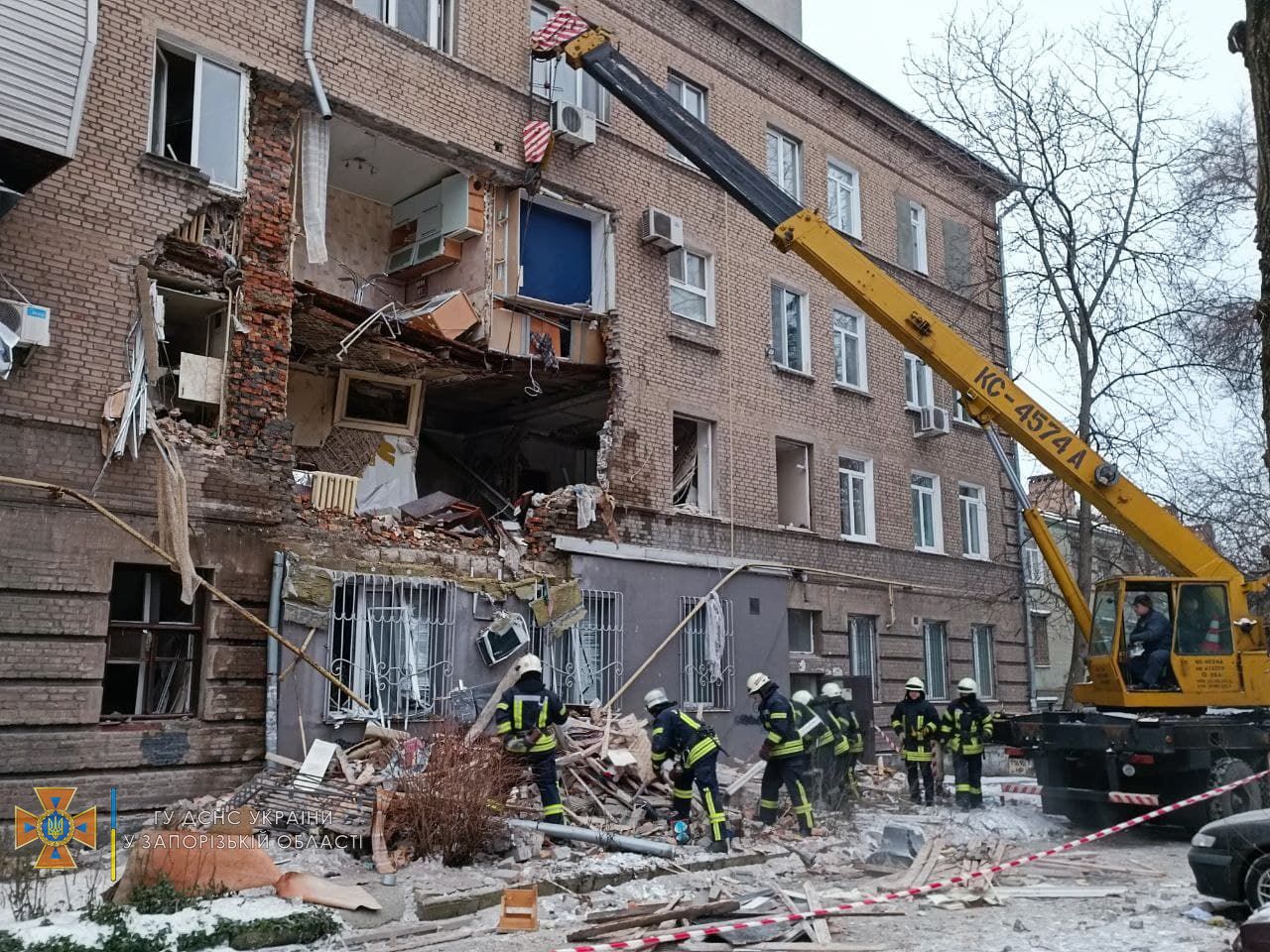 Спасатели краном подняли просевший пол, чтобы поставить подпорки и избежать обвала.. || Фото: zp.dsns.gov.uа