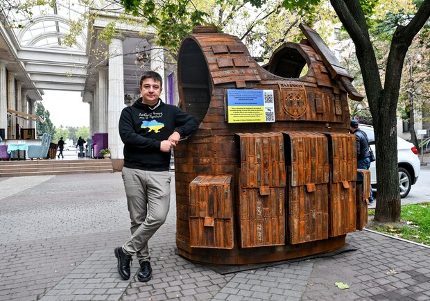 У центрі Запоріжжя встановили символ опору – 2,5-тонний бронежилет.