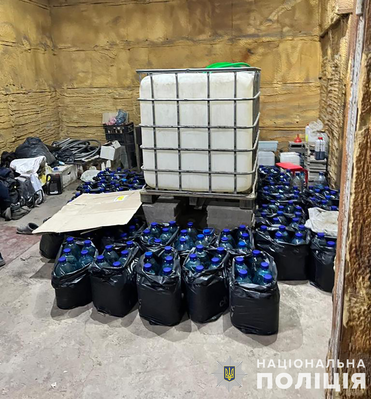 В Запорожье разоблачили схему продажи фальсифицированного алкоголя в пунктах приема вторсырья.