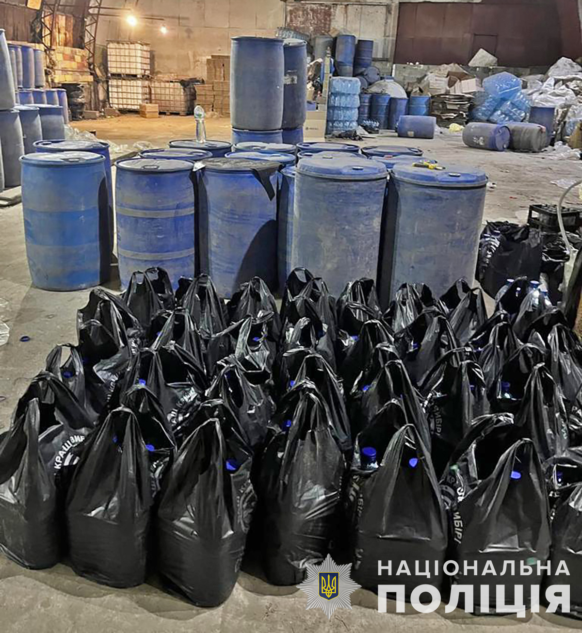 В Запорожье разоблачили схему продажи фальсифицированного алкоголя в пунктах приема вторсырья.