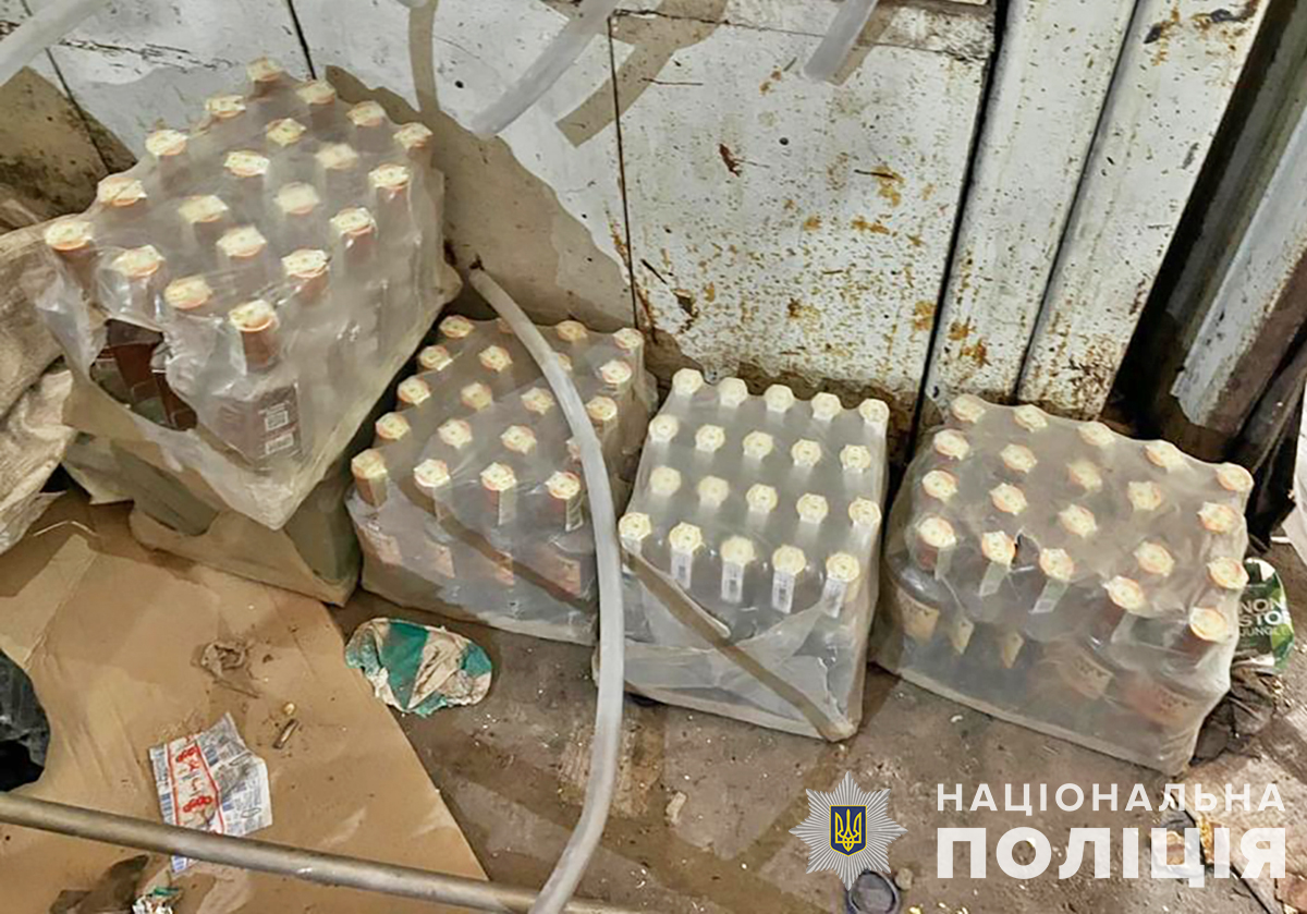 В Запорожье разоблачили схему продажи фальсифицированного алкоголя в пунктах приема вторсырья.