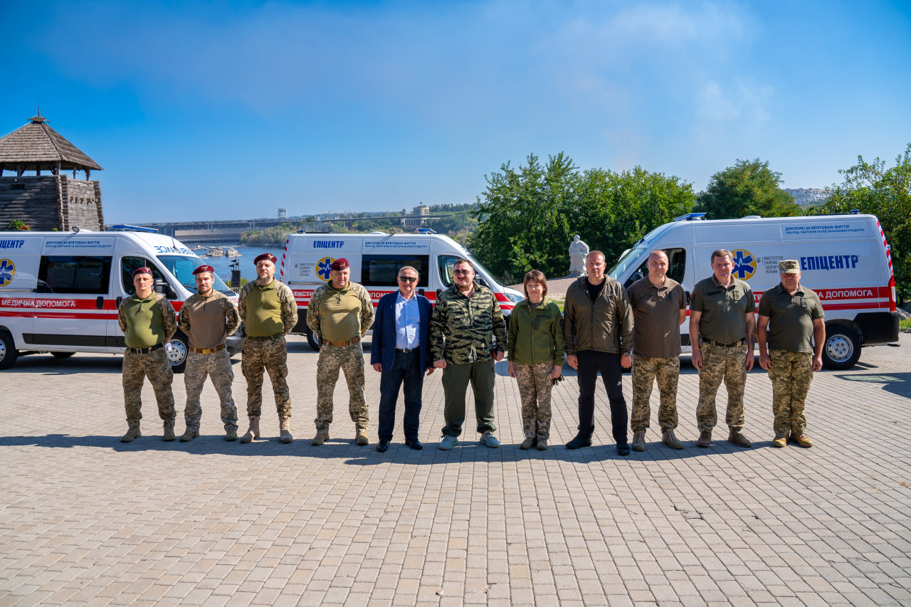 Рятуємо життя: Епіцентр планує до кінця року передати медикам 100 реанімобілів фото 6 5