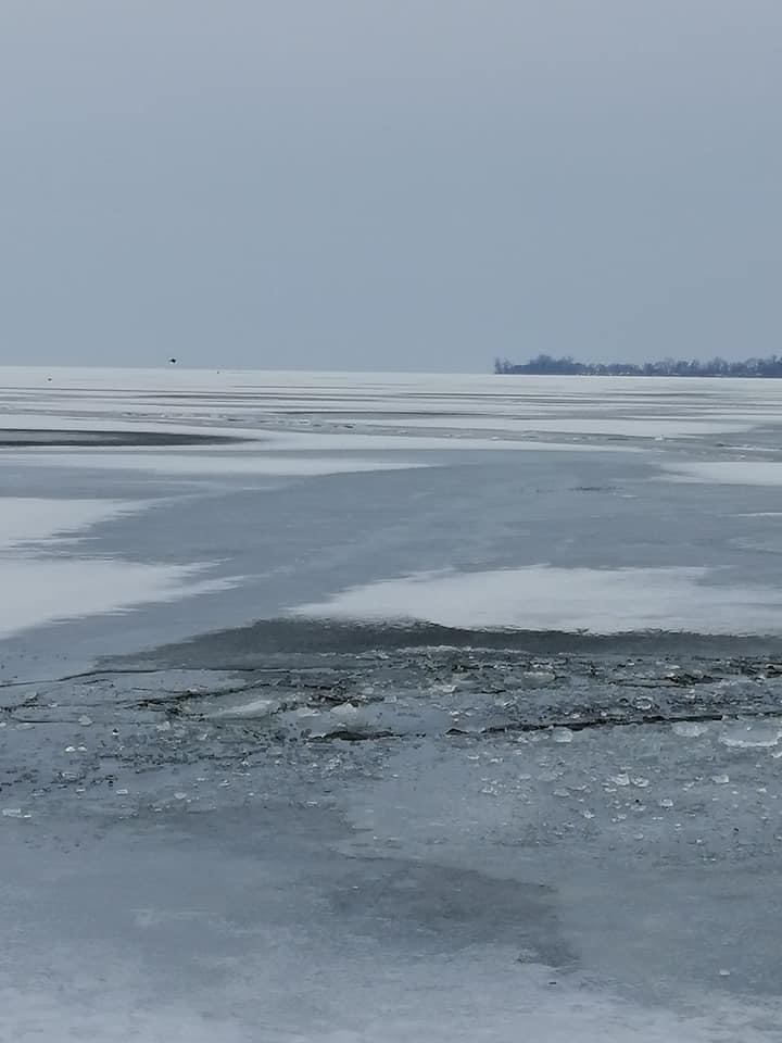 Мужчины, которые находились в машине, чудом успели выбраться из нее.  Фото: Станислав Егоров