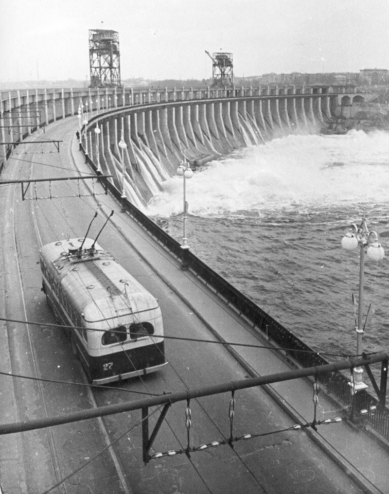 Троллейбус на ДнепроГЭС 1958 год. Фото: Центральный госархив кинофотодокументов Украины.