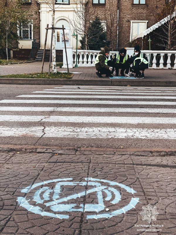 Полицейские напомнили пешеходам, чтобы те держали детей за руку и не смотрели в телефон при переходе дороги.
