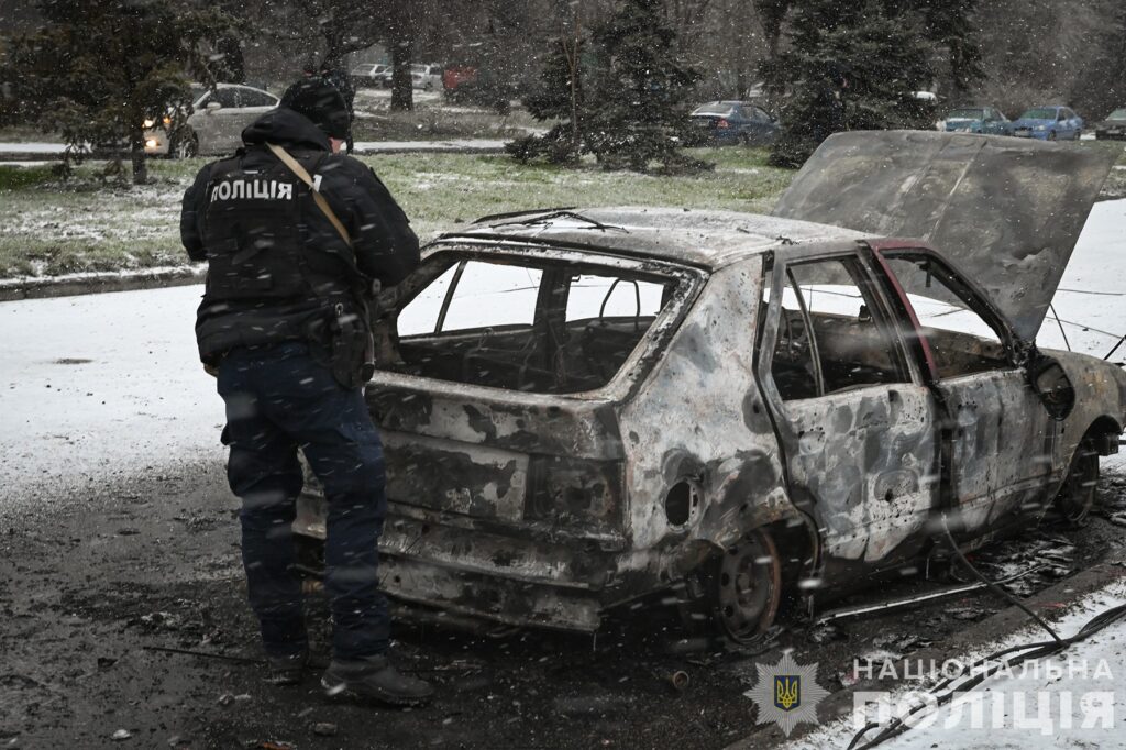 У поліції показали наслідки ракетної атаки Запоріжжя 8 січня.
