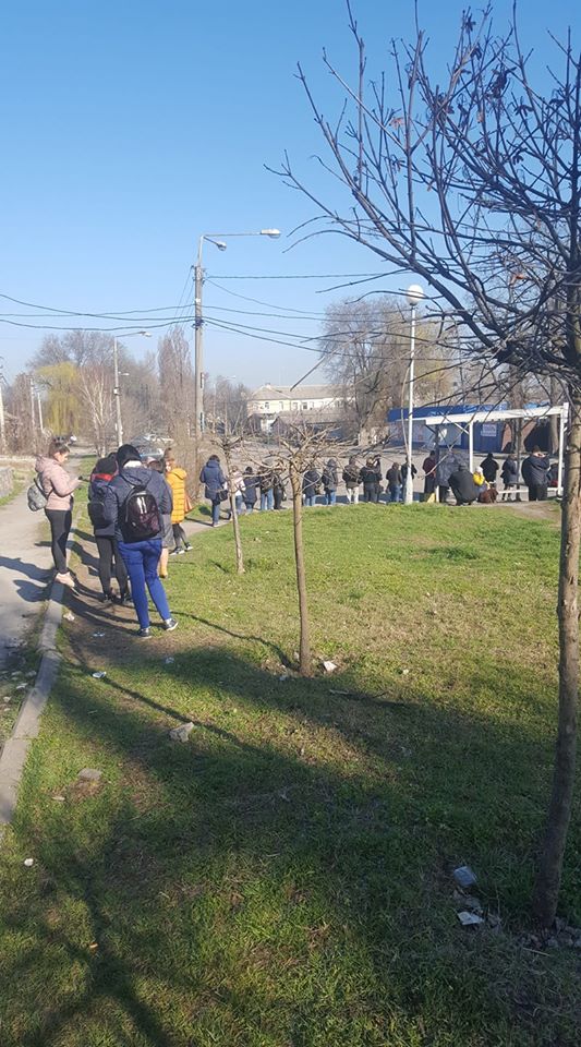В ожидании маршрутки на Верхней Хортице в 8:40. Фото: fb Инна Маковецкая&lrm;