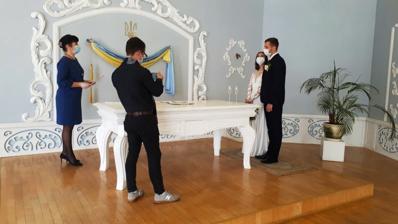 Во время карантина молодята женятся в масках. Фото: fb Александровский районный ЗАГС