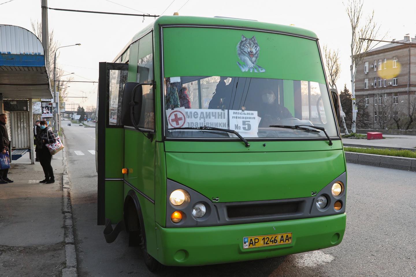 Для медработников организовали автобусные маршруты. Фото: fb Владимир Буряк