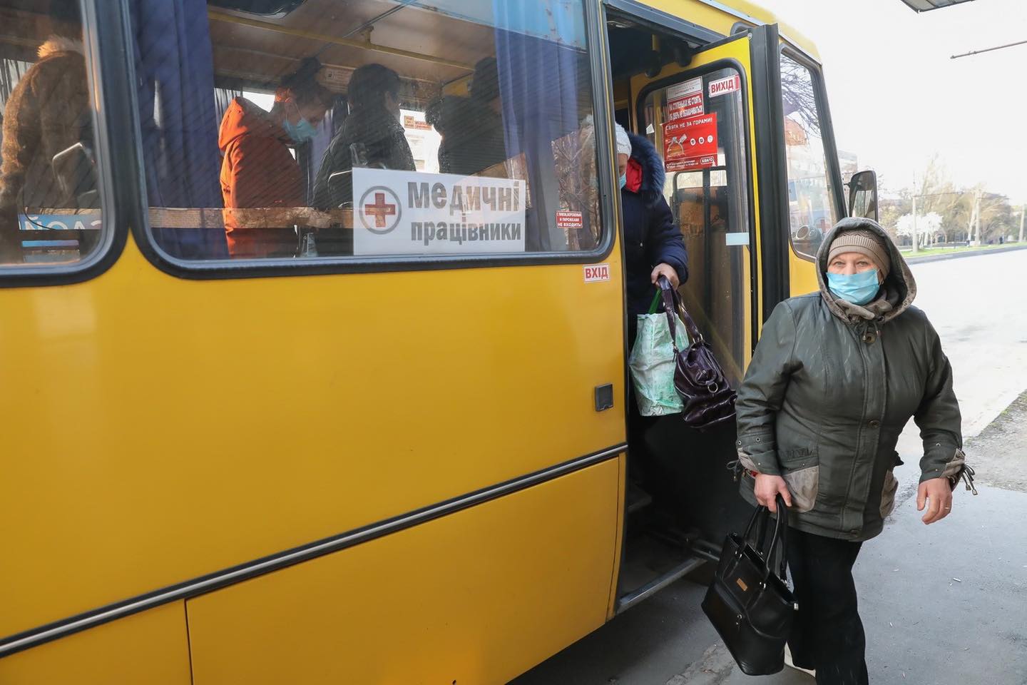 Теперь медработники смогут добираться до больницы. Фото: fb Владимир Буряк