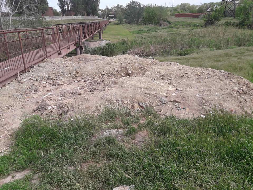 Запорожец сбрасывал мусор в реку Мокрая Московка. Фото: fb Инспекция по благоустройству