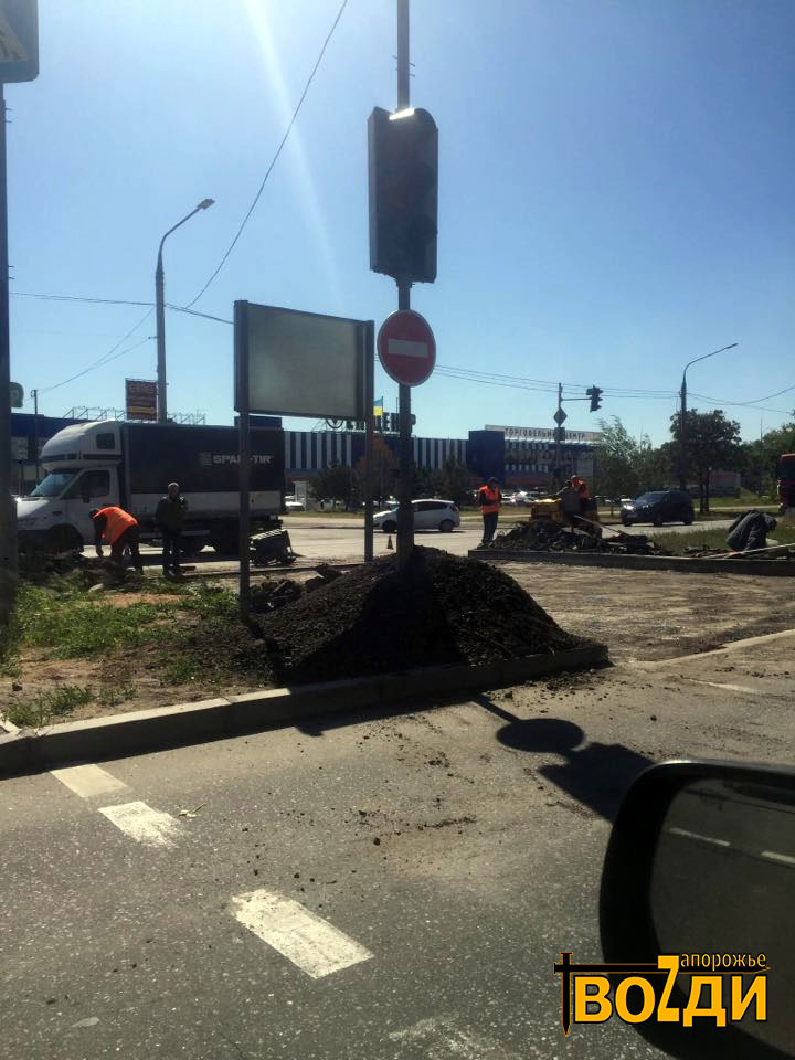 Недалеко от "Ашана" снимают асфальт. Фото: fb Богдан Василенко