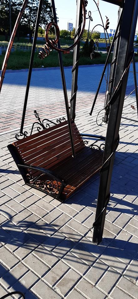 Оторвали с креплений и кинули на асфальт. Фото: fb &lrm;Нинель Проскурова