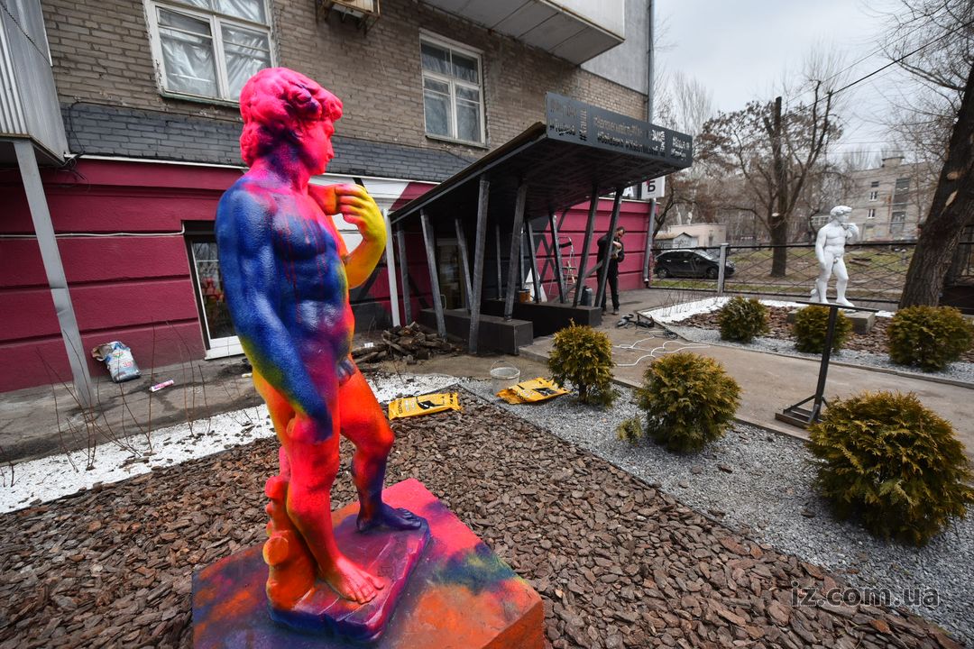 Одного "Давида" разукрасили цветными красками.