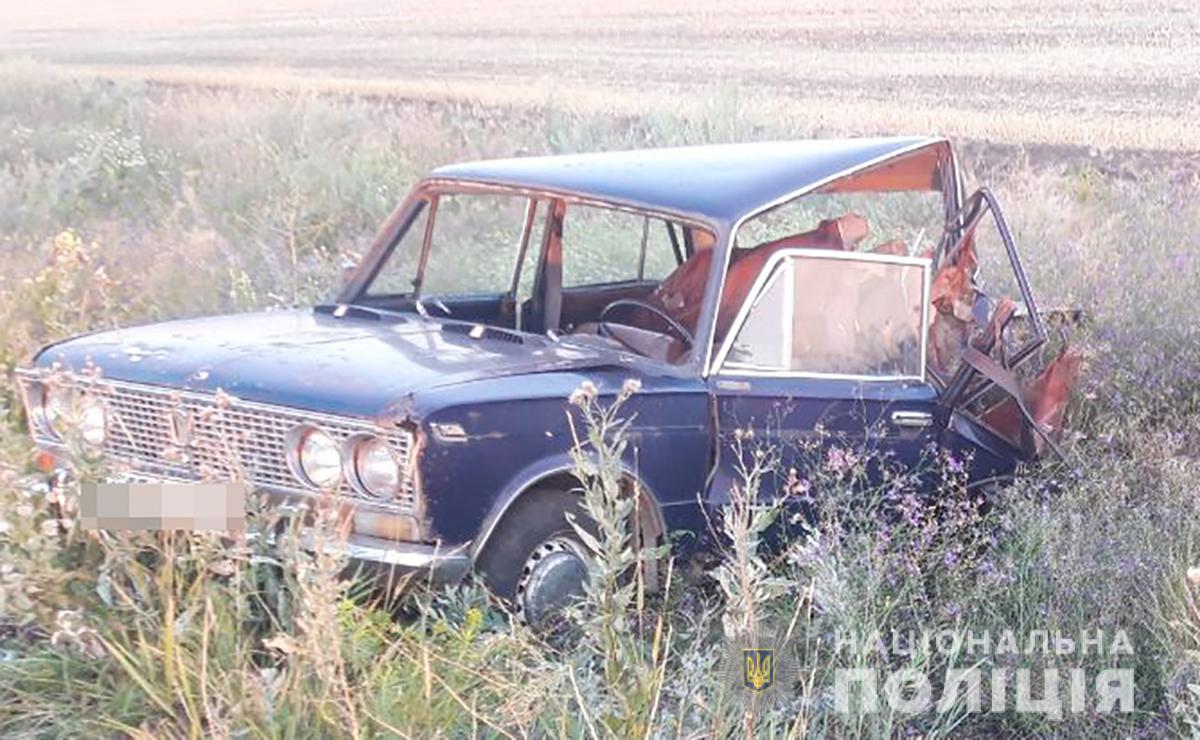 Пассажирка "Жигули" погибла на месте, а девочку забрала "скорая". Фото: ГУНП