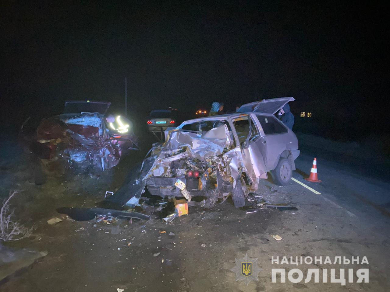 На запорожской трассе "лоб в лоб" столкнулись два "Ваза". Фото: ГУНП