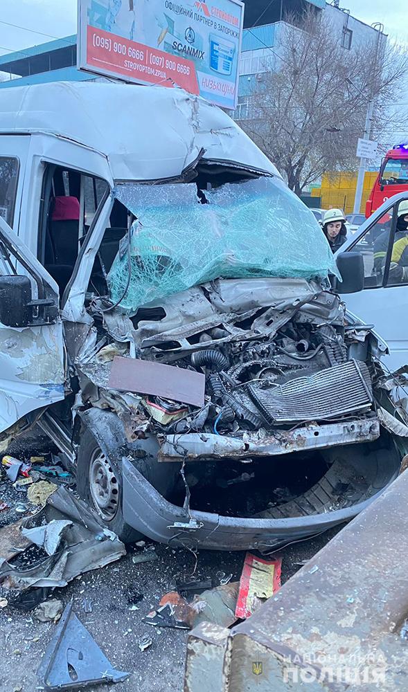 В маршрутке, которая попала в ДТП на Южном шоссе, находились 8 пассажиров, 5-ро из которых пострадали.