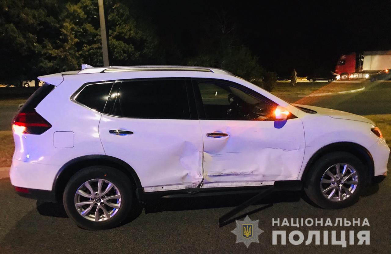 По словам очевидцев, водитель "БМВ" играл в "шашки" с "Ниссаном". Фото: ГУНП