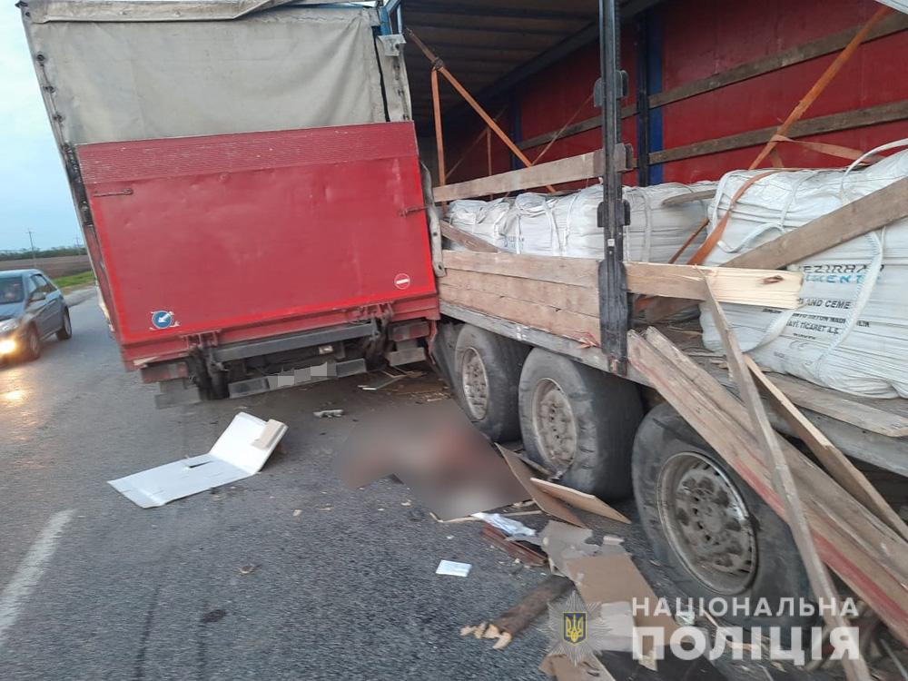 На месте ДТП погиб 29-летний водитель "Рено". Фото: ГУНП