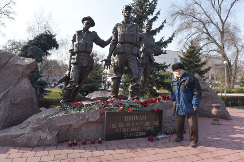 Всем известная скульптура на Аллее Славы, скульптора Владлена Дубинина. Фото: esu.com.ua