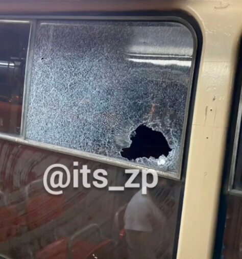 Подростки разбили окна в трамвае. Фото: Это Запорожье