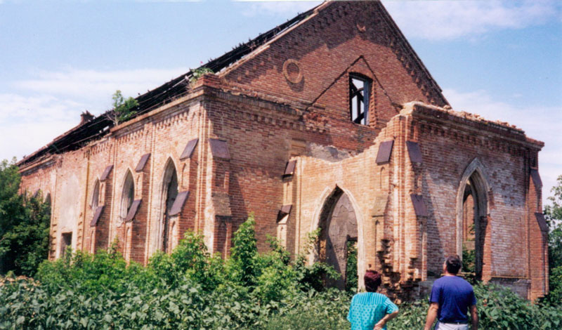 Разрушенная церковь в селе Снегуровка.