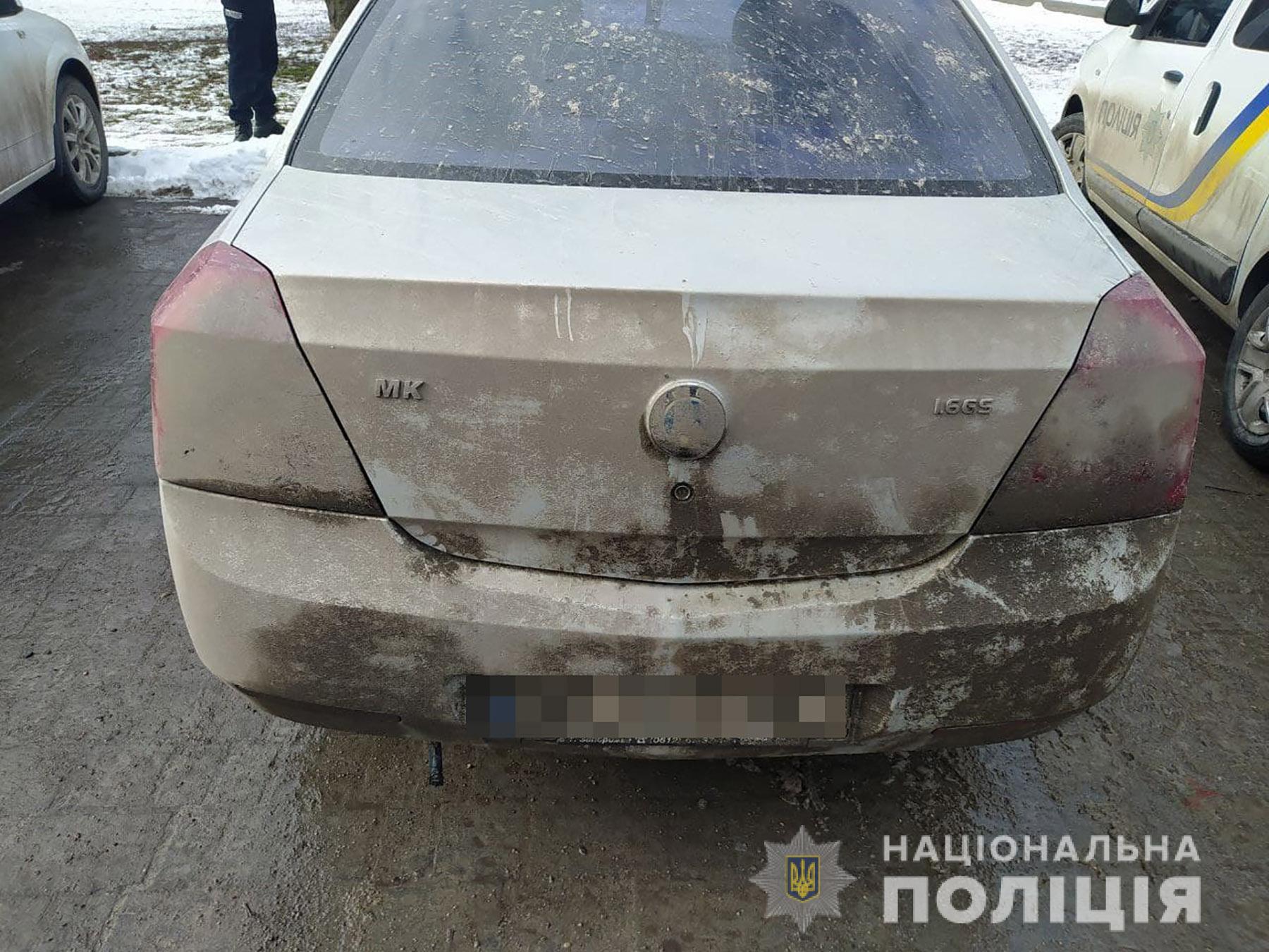 Смесь запачкала припаркованный автомобиль и владелец ударил коммунальщика ногой. || Фото: zp.npu.gov.ua