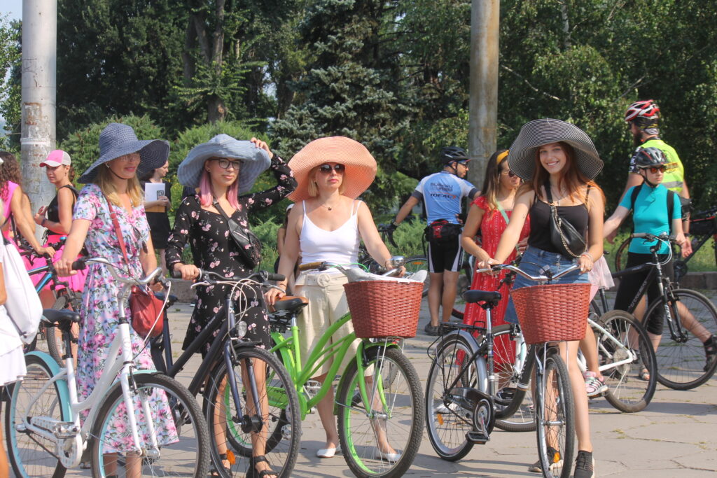 В Запорожье прошел женский велопарад в стиле Cycle Chic. Фото: "Первый Запорожский"