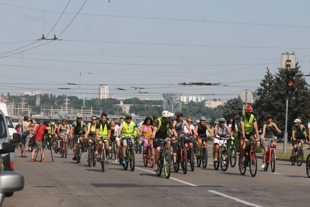 Весь велопарад сопровождали велопатрульные. Фото: "Первый Запорожский"