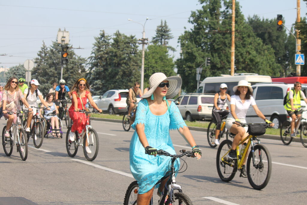 Девушки ездили в платьях и шляпках. Фото: "Первый Запорожский"