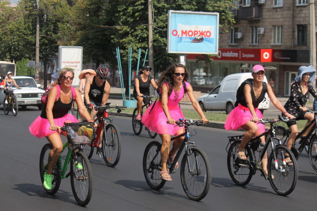 Целью было показать, что девушки могут ездить в том, в чем им комфортно. Фото: "Первый Запорожский"