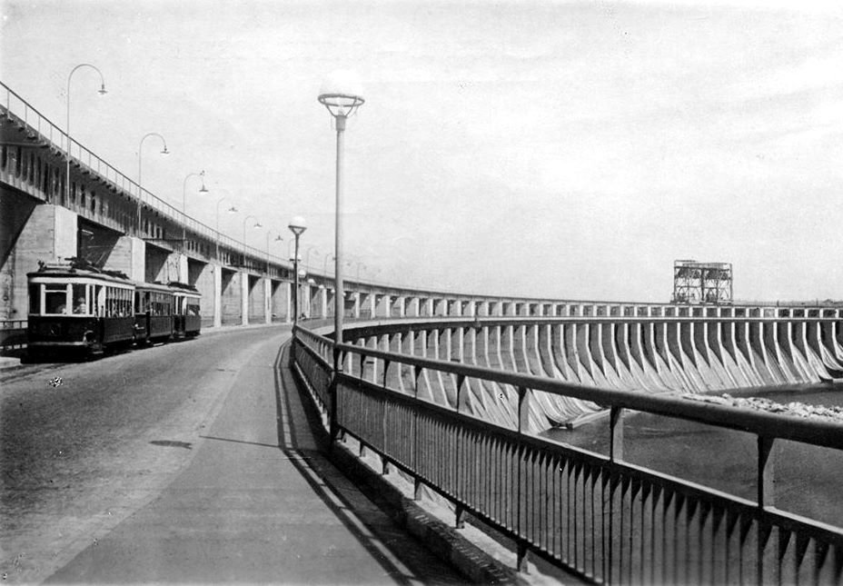 Первый трамвай, который курсировал по плотине. Фото: “Атипичное Запорожье”