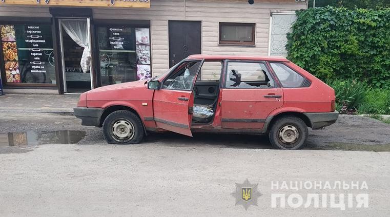 От взрыва гранаты в автомобиле повылетали окна. Фото: ГУНП