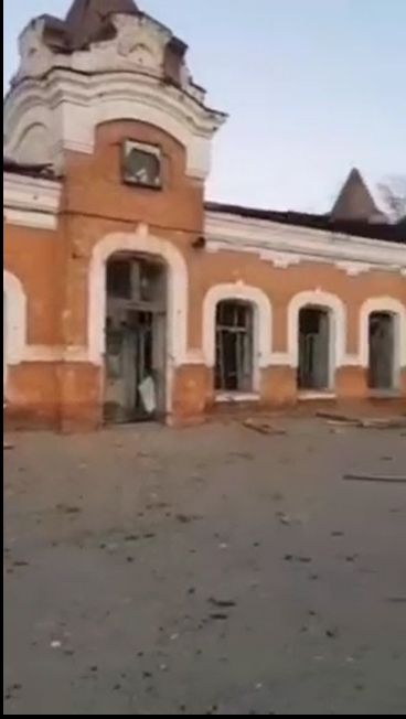 Пошкоджена будівля вокзалу 