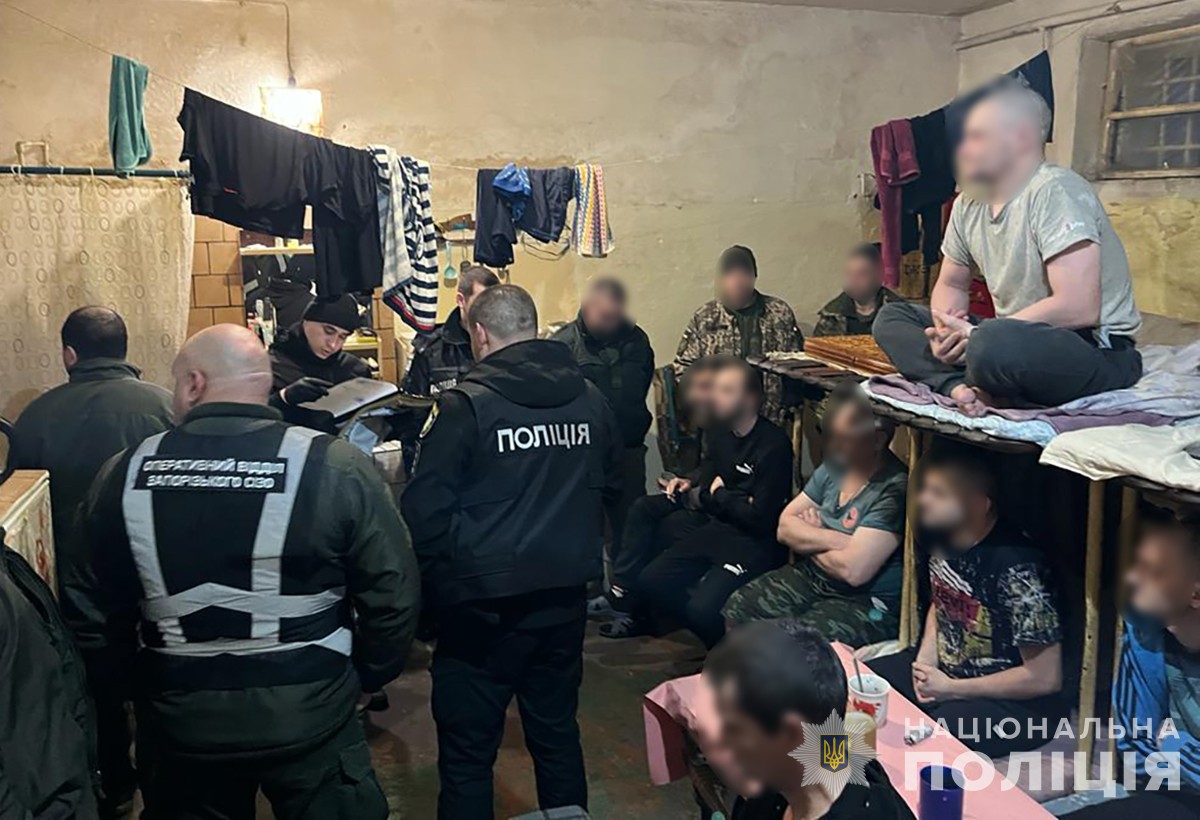 В Запорожье заключенный обманул военнослужащих на 100 тысяч гривен.