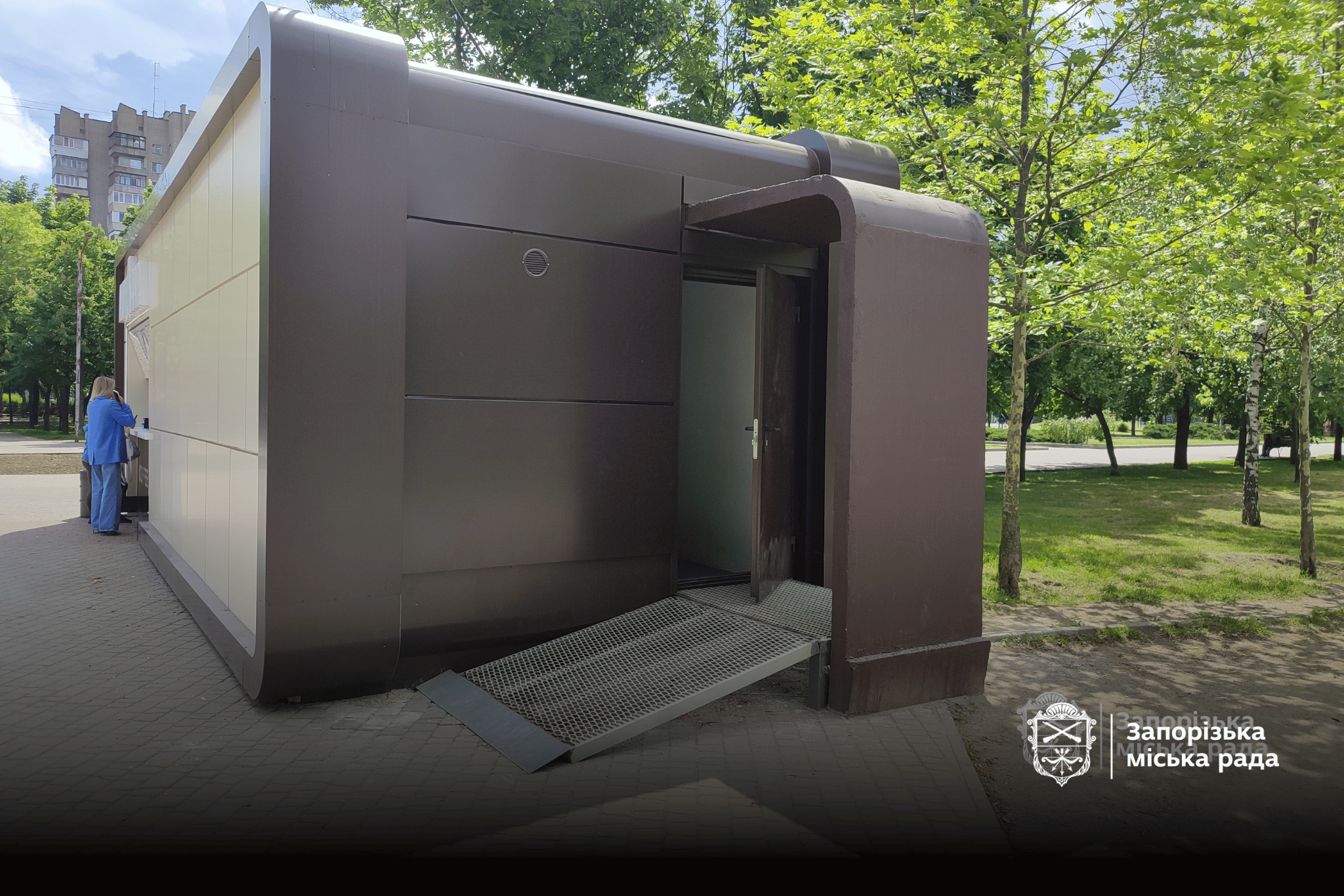 В Запорожье появилось еще одно мобильное укрытие с кафе: где находится и как работает.