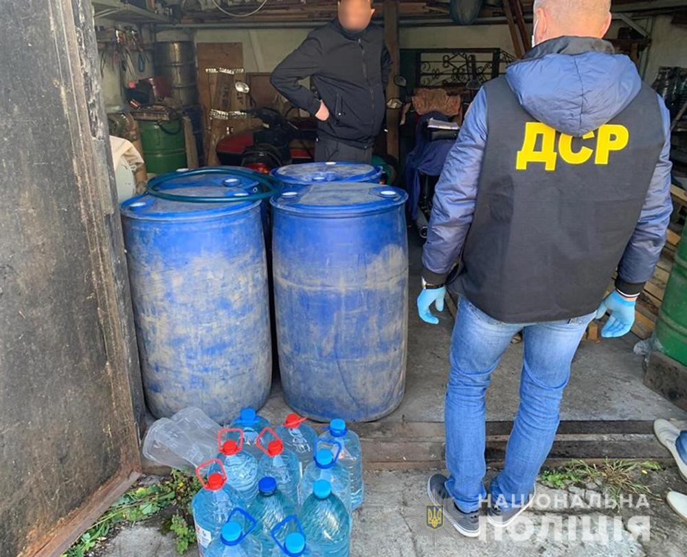 Всего изъяли около 1600 литров спирта. Фото: ГУНП