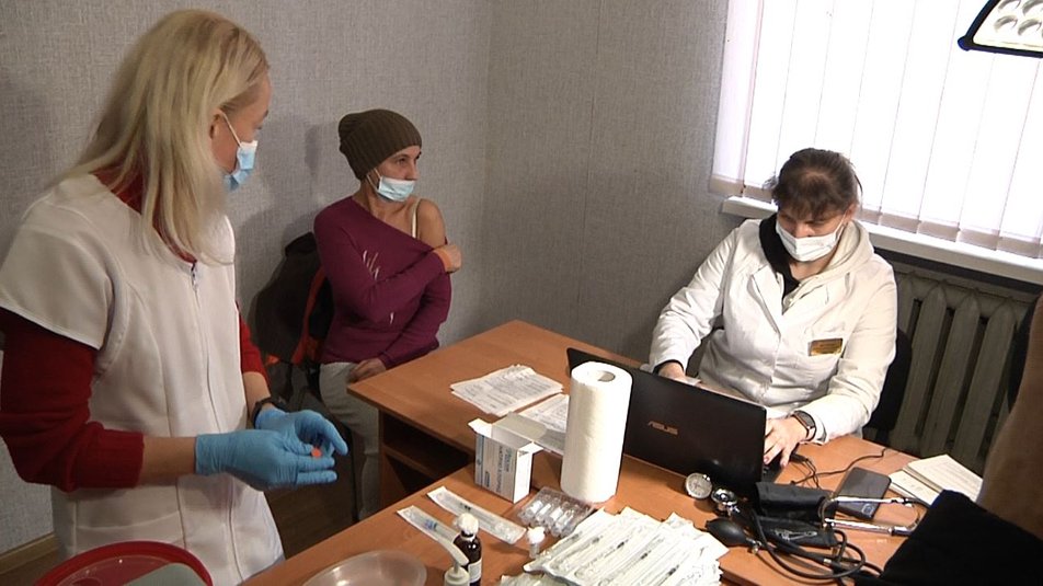 На Крытом рынке вакцинируют рабочих и желающих. Фото: "Суспільне Запоріжжя"