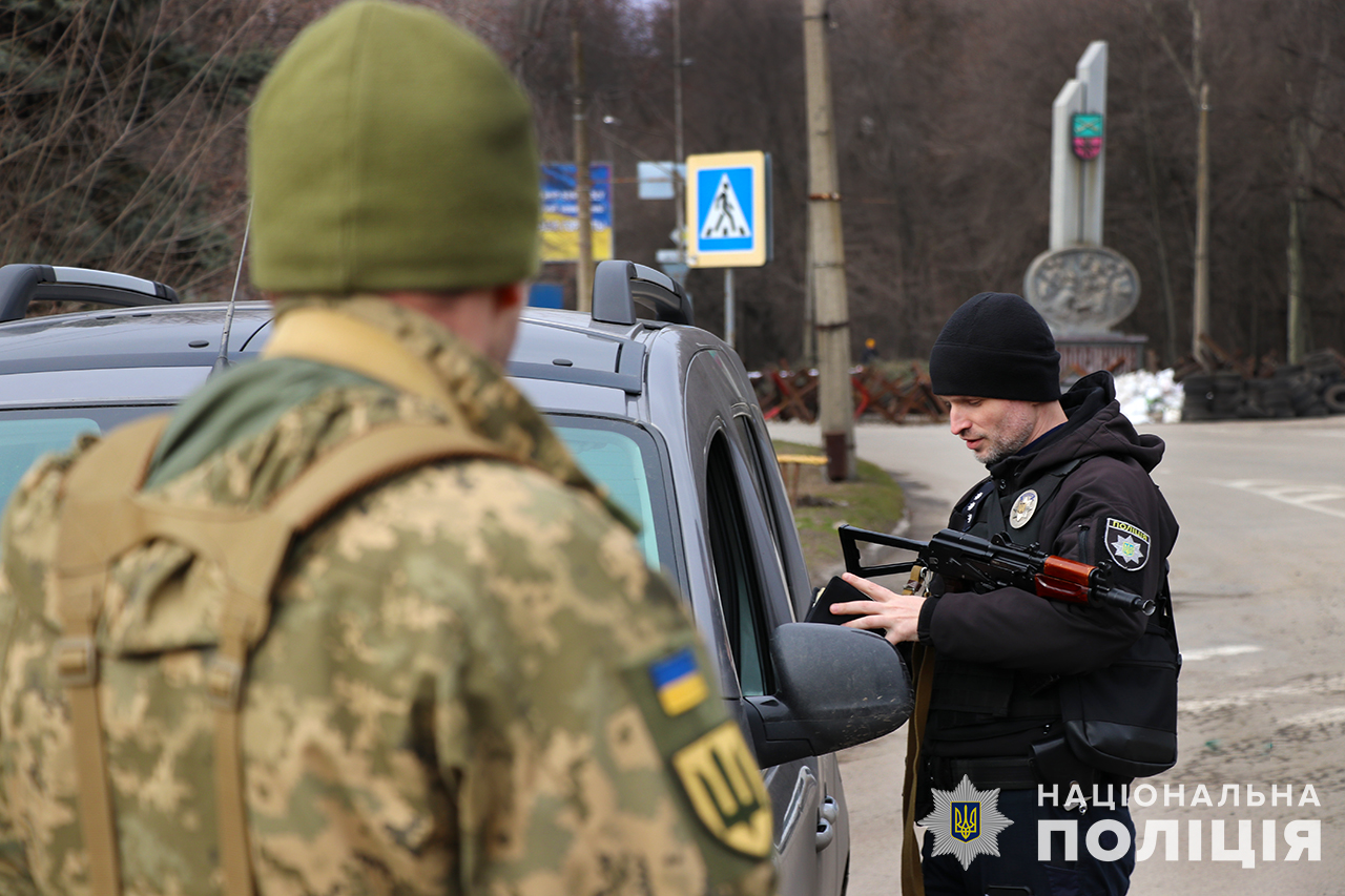На блокпостах в Запорожье ежесуточно проверяют более двух тысяч человек. || Фото: zp.npu.gov.ua