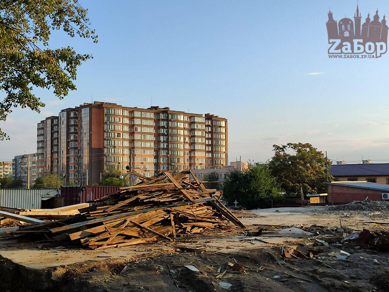 Остался лишь фундамент от старого храма. Фото: "Забор"