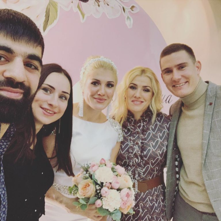 Марина Черняк на своей свадьбе с сестрой-блезняшкой Ириной и ее супругом Кириллом. Фото: "ЗА!спорт"