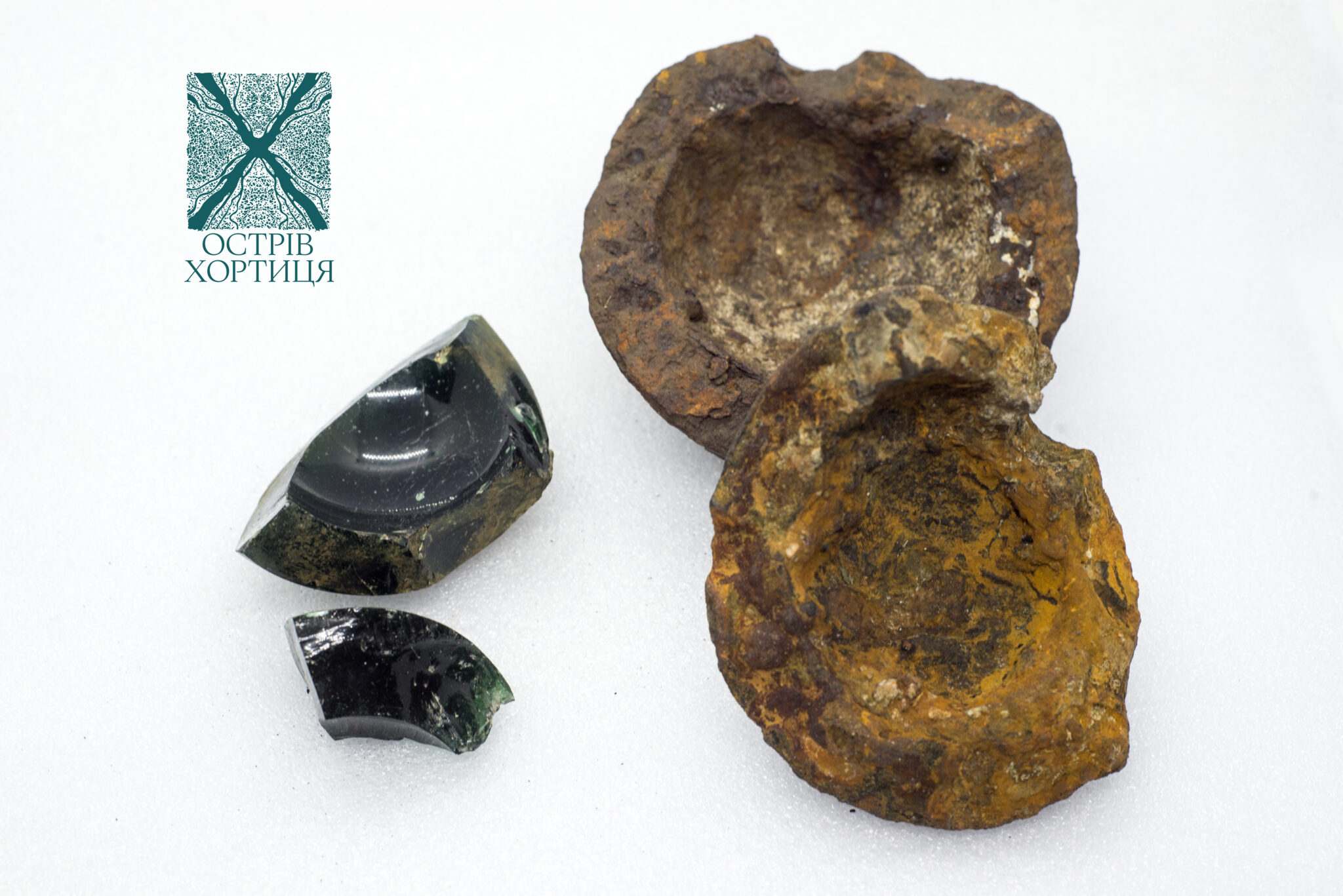 Фрагменты бомб. Слева – стеклянной.