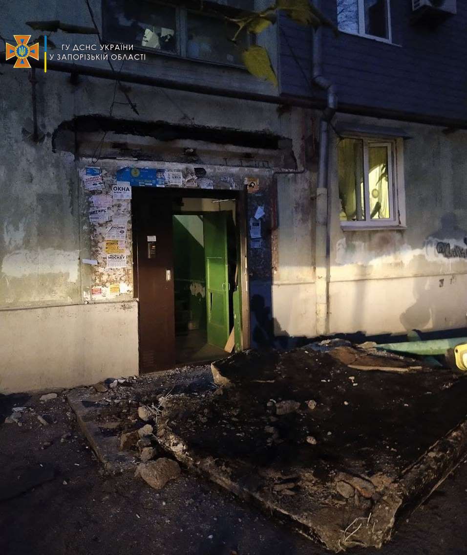 Из-за удара в опору рухнул козырек. Фото: ГСЧС