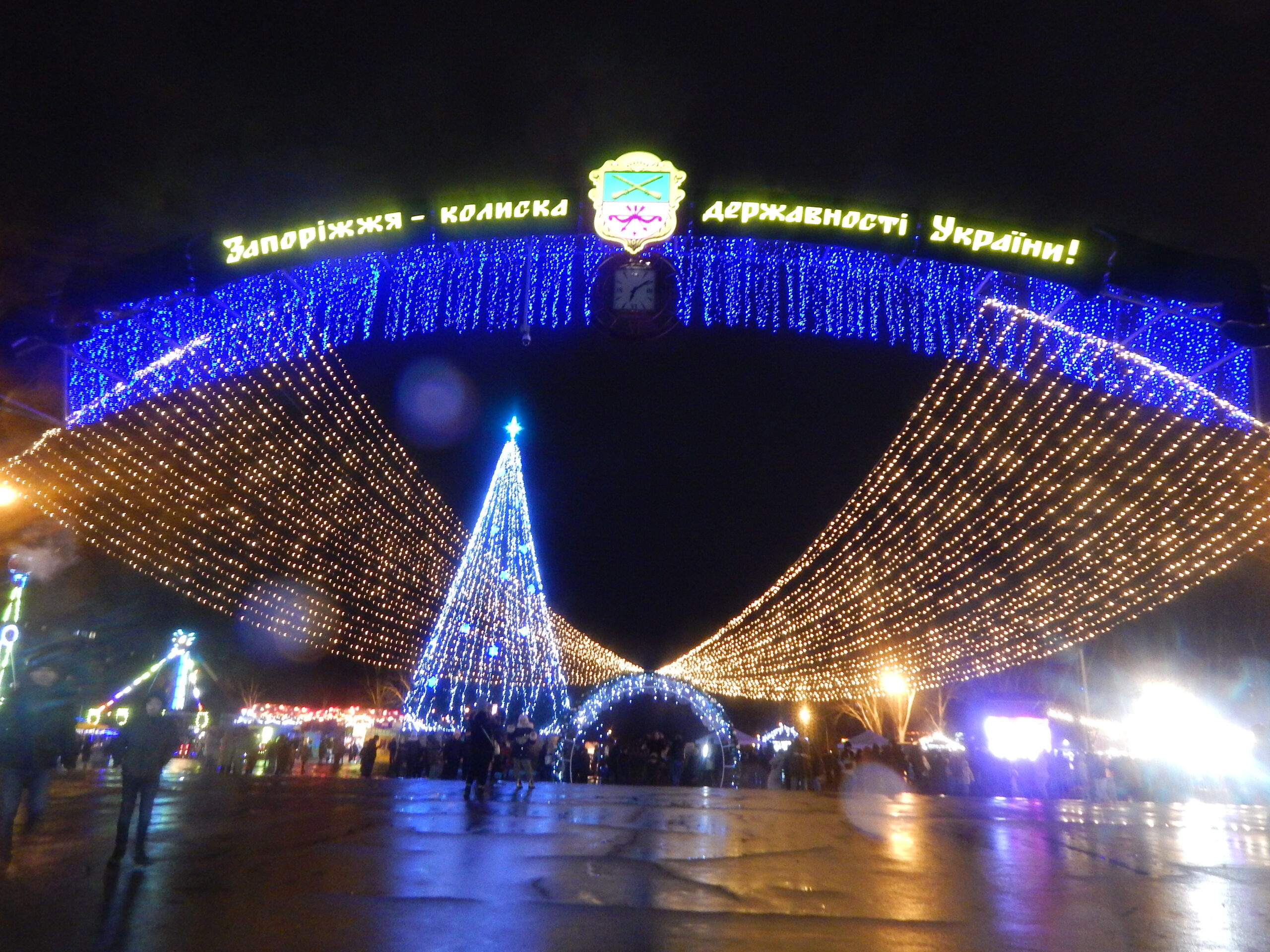 На Фестивальной открыли главную елку области и новогодний городок.