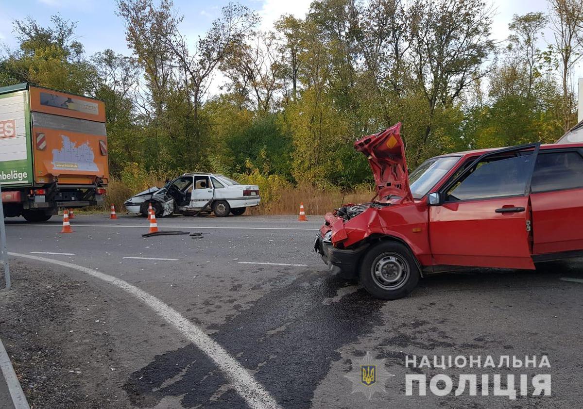Еще троих пассажиров "Ваза" и водительницу "Рено" отправили в больницы. Фото: ГУНП