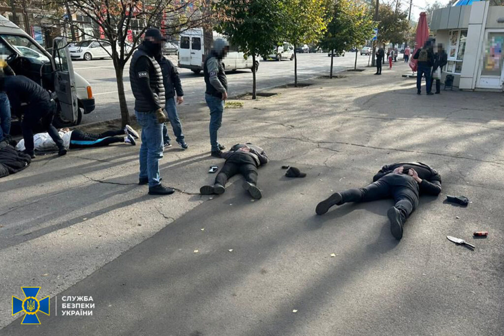 Нападали на владельцев автобусов и водителей: в Запорожье задержали рэкетиров.