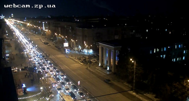 В сторону Правого берега образовалась огромная пробка от Металлургов. Фото с веб-камеры