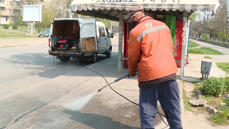 Около больниц обработку проводят каждый день. Фото: горсовет