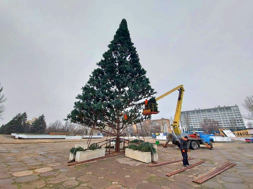 Закончить наряжать елку на Фестивальной должны сегодня, 14-го декабря.