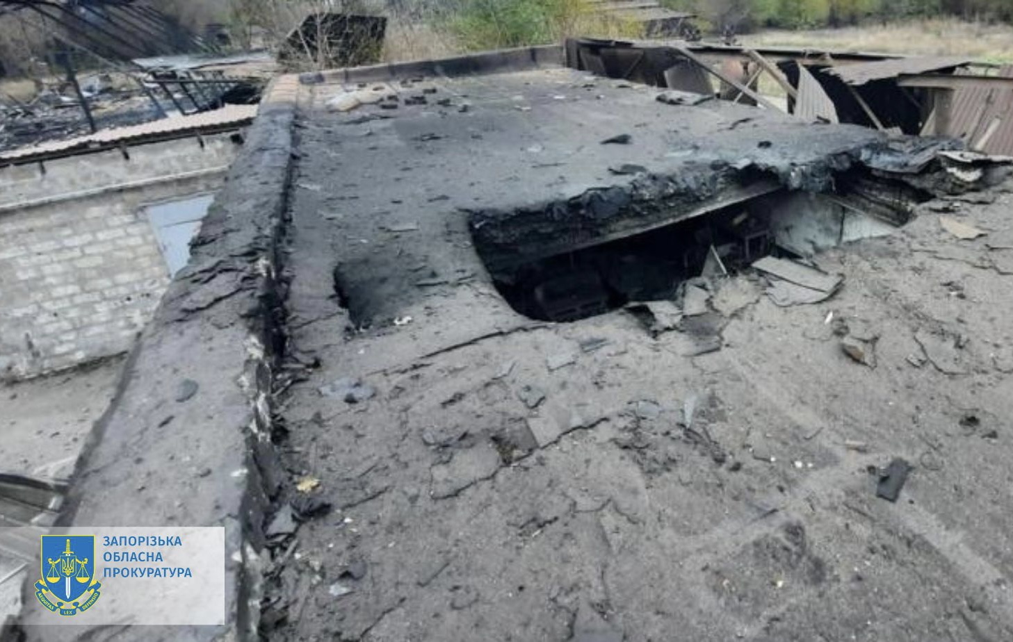 Внаслідок атаки Запоріжжя дронами пошкоджено будівлі підприємства і гуртожиток вишу. || Фото: zap.gp.gov.ua